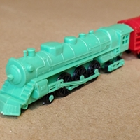 grønt rødt togstamme plastik mini tog gammelt retro legetøj